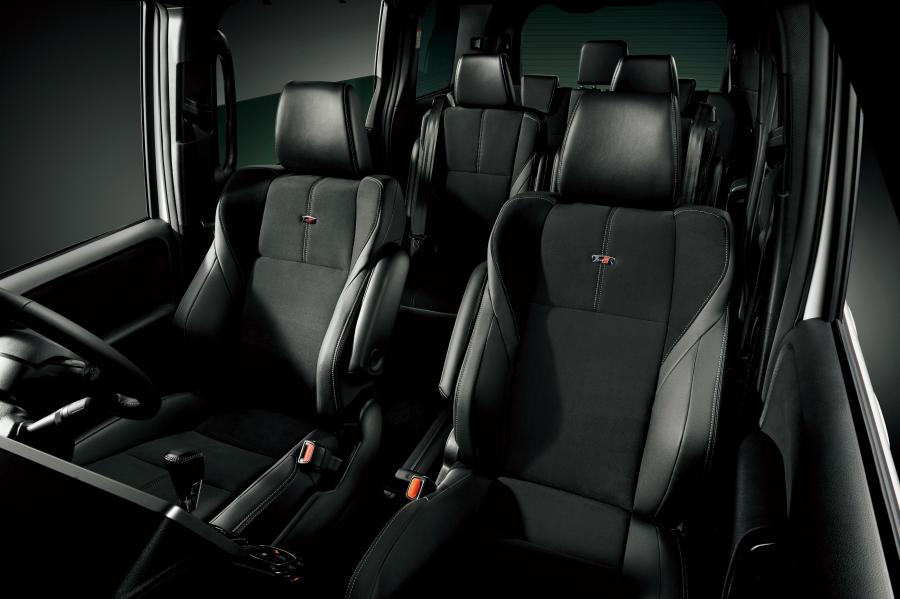 Интерьер Toyota Voxy GR Sport 2017 года  (фото 4 из 4)